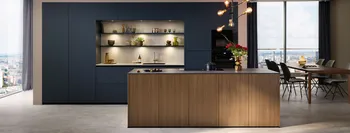 Eine gut beleutete Küche in edlem Design