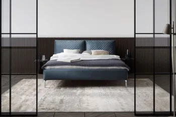 Modernes blaues Polsterbett mit Rautenmuster am Kopfteil in einem modernen Schlafzimmer mit Wand mit Lamellen hinter dem Bett.