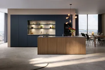 Design Küche mit blauen Hochschränken und Kücheninsel mit Lamellenfront.