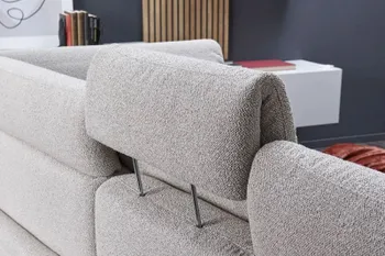 Rückansicht eines grauen Sofas mit verstellbaren Kopfstützen.