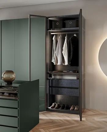 Die integrierte Beleuchtung verleiht dem Kleiderschrank einen edlen Touch und hilft dabei, die Übersicht zu behalten.