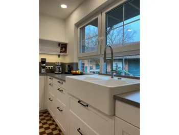 Die Spüle einer Küche in einem Altbau