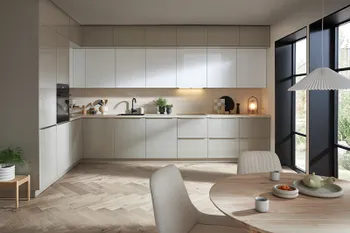 Minimalistische Contur L-Küche in Beige mit offenem Essbereich.