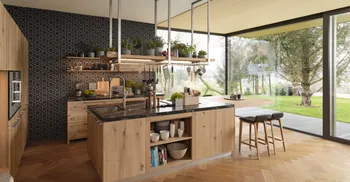 Schöne Holzküche in gemütlicher und moderner Atmossphäre.