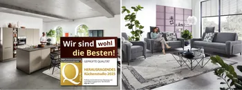 Grau-Braune Inselkueche mit Lackfront und Wohnzimmer mit grauen Sofas und passendem Sessel. 