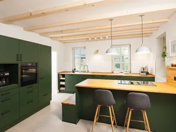 Totalansicht einer modernen Familienküche in grün