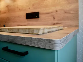 Deailaufnahme einer salbeigrünen Küche