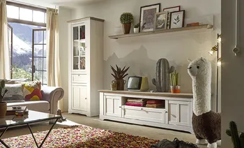 weiße hölzerne Wohnwand im Landhausstil