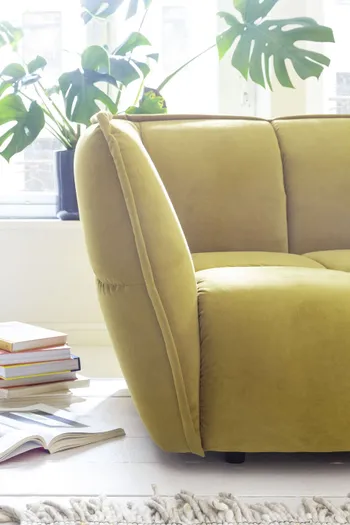 raumfreunde-sofa-hedda-armlehne-gelb.jpg