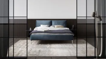Modernes blaues Polsterbett mit Rautenmuster am Kopfteil in einem modernen Schlafzimmer mit Wand mit Lamellen hinter dem Bett.