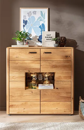Moderne Kommode aus Massivholz mit integrierter Glasvitrine und stilvoller LED-Beleuchtung – elegantes Stauraummöbel für Wohnzimmer oder Essbereich im natürlichen Design.