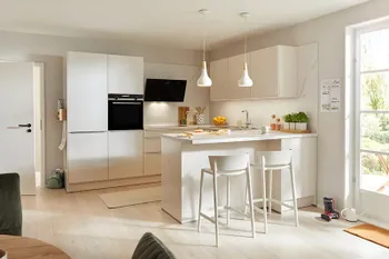 Moderne Küche in Beige mit Tresen und Barhockern sowie offenem Essbreich.