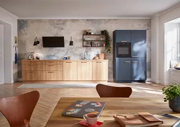 Holz Küche mit blauen Hochschränken in einem hellen Raum.