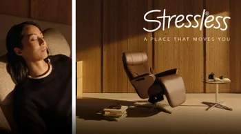 Frau entspannt auf Relaxsessel und Ledersessel mit Relaxfunktion in stylischem Wohnzimmer. 