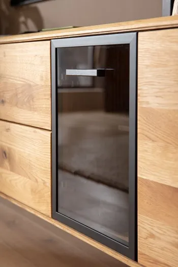 Eine Wohnwand aus Holz mit einer Glastür