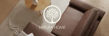 Braunes Ecksofa mit rundem Couchtisch und dem Logo von Natura Home.