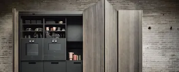 Das Pocketsystem von next125 bietet eine Küchenzeile, die man zuklappen kann, um den Raum ruhiger wirken zu lassen. 