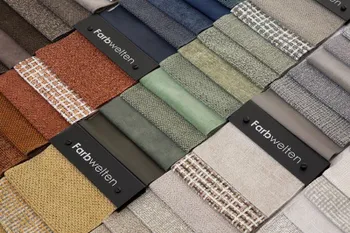 Stoffmuster in verschiedenen Farben für Sofa Contur Caruso.
