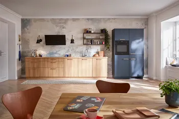 Global Küchenzeile mit Holzfronten und blauem Küchenelement.