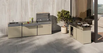 Cremefarbene Outdoorkueche der Marke Flammkraft auf moderner Veranda.