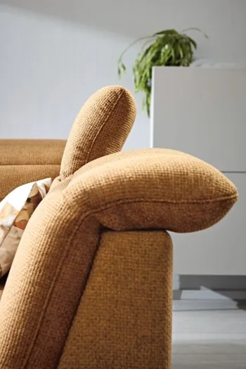 Kopfstütze eines orangen Sofas.