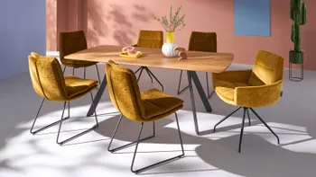 Schönes modernes Esszimmer mit einem braunen Esstisch und 6 gelben Sesseln. 