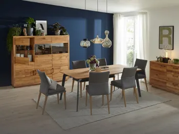 Esstisch mit Sitzgruppe und Wohnmöbeln aus Massivholz