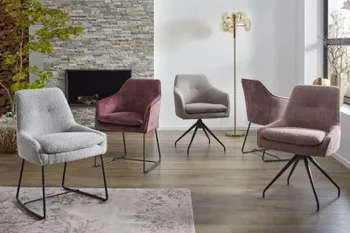 Fünf Schalenstühle, mit unterschiedlichen Bezügen in grau, beige und rosetönen mit schwarzem Fußgestell in einem hellen Raum.