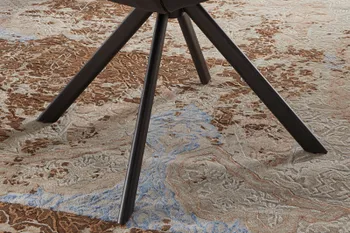 Detailbild eines schwarzen Stativgestells aus Metall von Esszimmerstuhl