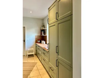 Salbeigrüne Küchenfront