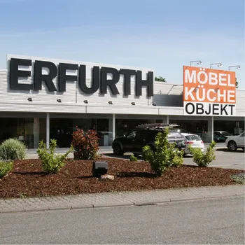 Hausfassade von Moebel Erfurth mit Schriftzug und Firmenschild.