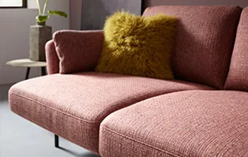 Sofa mit Stoffbezug in der Farbe Rose mit elektrischem Sitzauszug.