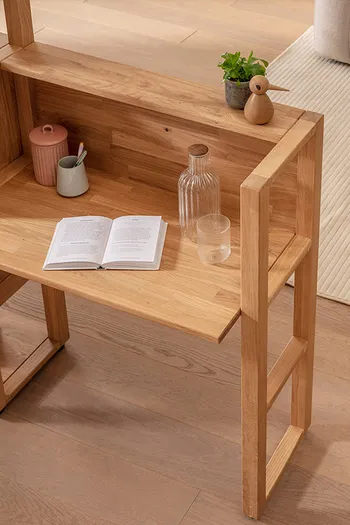 Kleiner Schreibtisch, integriert im Raumteiler aus Eiche für Home-Office.
