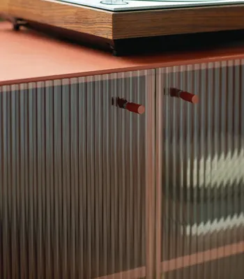 raumfreunde-henri-sideboard-rot-detail-geriffeltes-glas.webp