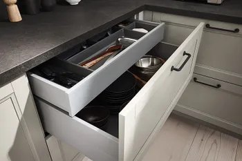 Geöffnete Schublade mit viel Stauraum für kleine Küchenutensilien, Töpfe und Pfannen.