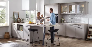Familie in einer Landhausküche