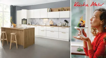 Helle Küche mit weißen Fronten und Holzelementen