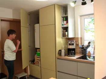 Frau Möwe steht in Ihrer farbenfrohen, grifflosen Küche