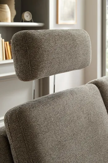 Graues Stoffsofa mit verstellbarer Kopfstütze.