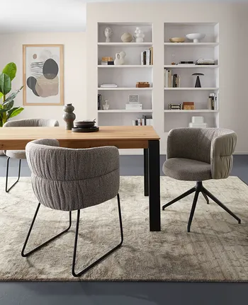 Modernes Esszimmer mit Esszimmerstühlen mit rundem Rücken in grauem Stoffbezug und Leder an Rückenlehne.