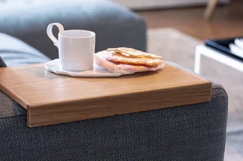 raumfreunde-sofa-juni-sofaablage.jpg