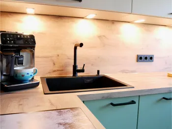 Spüle in einer salbeigrünen Küche