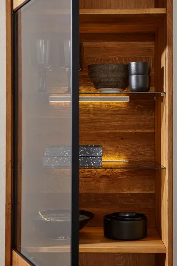 Beleuchtete Vitrine mit Glastüre.