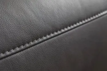 Detailansicht und Naht eines schwarzen Ledersofas.