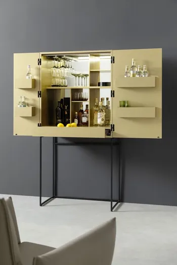Goldener Designer Barschrank mit geöffneten Türen und viele Flaschen gefüllt.