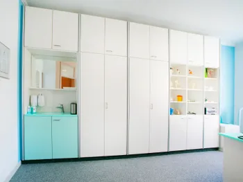 Großzügiger Einbauschrank in einer Hausarztpraxis mit integriertem Waschbecken