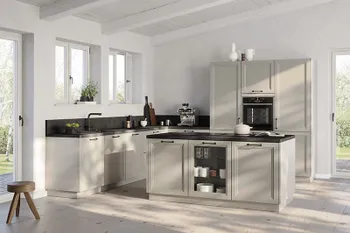 Eckküche mit Kücheninsel in Hellgrau im modernen Landhausstil.