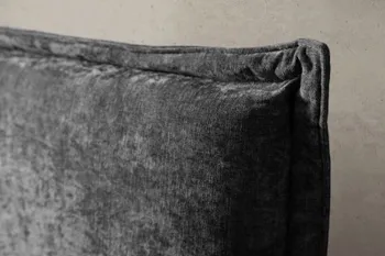 Detailansicht eines Kopfteils des Contur Boxspringbettes 2700 mit grauem Samtbezug.