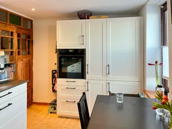 Weiße Küche mit Backofen im Altbau