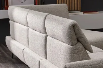 Rückansicht eines grauen Sofas mit hoher Rückenlehne.